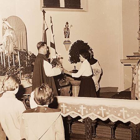 Weihbischof Heinrich Pachowiak (Mitte) und Pfarrer Bernhard Koltermann (rechts) weihen 1958, 100 Jahre nach der Eröffnung der St.-Godehard-Kirche den Altar.