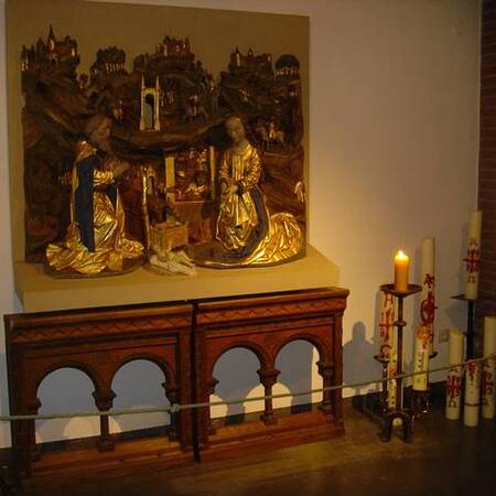 Gotisches Retabel, 16. Jhd. (Weihnachtsszene) mit Kommunionbank aus der alten Godehard Kirche, jetzt in der Marienkapelle St. Altfrid